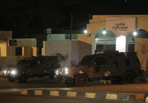 وسائل إعلام أردنية: مسلحون يحتجزون 14 رهينة بينهم أجانب بالكرك