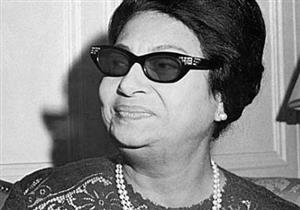 بديعة مصابني تحتضن أم كلثوم في صورة نادرة