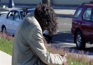 متسول يعتدي على فتاة بزجاجة في العجوزة 