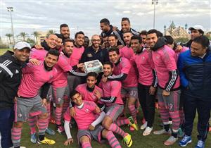 لاعبو الزمالك يحتفلون بـ"عيد ميلاد" مشجع خلال التدريب (صورة)