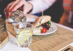 أضرار شرب الماء بعد الاكل.. اكتشف