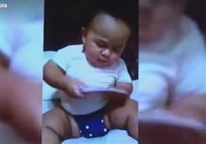 طفل عبقري يستطيع القراءة وعمره لم يتجاوز العامين