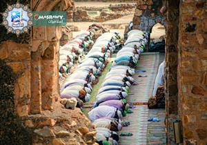 ما حكم تأخير صلاة الجمعة عن أول وقتها لاجتماع المصلين؟