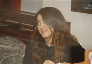 بالصور.. كندة علوش فنانة تشكيلية تعيش بين دمشق وبيروت في "طبيب جراح"