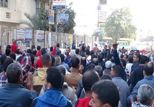 عمال النسيج بالمحلة يؤجلون إغلاق المصانع جزئيا لمدة أسبوع "للتفاوض"