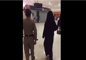 بالفيديو.. اعتقال سعودي متنكرا بملابس نسائية داخل مركز تجاري
