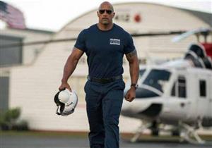 "ذا روك" يلتقط صورة مع سيارته الجديدة.. فهل تناسب حجمه؟!