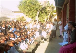 من إفريقيا لسوريا.. مي تُعلم "الإنسانية" بالفن