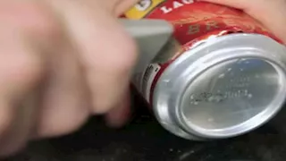 لماذا تحتوي علب المشروبات الغازية على لسان معدني؟