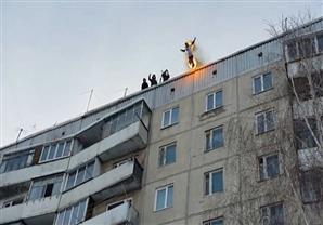 مغامر روسي يشعل النار بنفسه ويقفز من الطابق التاسع