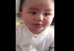 شاهد رد فعل طفل يأكل الحامض للمرة الأولى