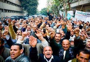 الخدمات النقابية تتضامن مع اضراب عمال شركة يونيفرسال لإعادة هيكلة الأجور 