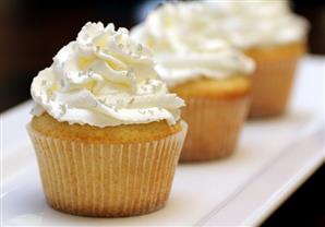 طريقة عمل كب كيك الفانيليا من مطبخ منال العالم.