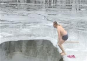 أوكرانيون يغطسون تحت المياه المتجمدة