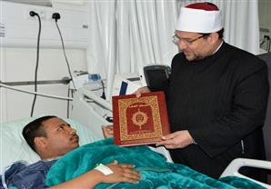وزير الأوقاف يزور مصابى الحادث الإرهابي بالمجمع الطبى للقوات المسلحة