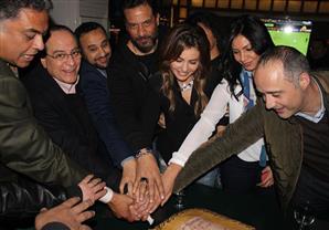 ماجد المصري يحتفل مع أسرة "عيون القلب" بانتهاء التصوير