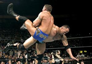 بالفيديو- على طريقة "ذا روك".. رجل أمن يُخِرج مشجع بالضربة القاضية