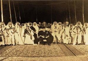 الملك فاروق مع أبناء الملك عبد العزيز وأحفاده يناير 1945