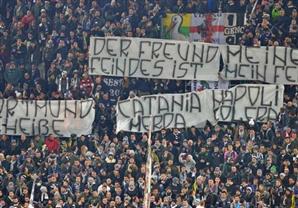 جماهير يوفنتوس ترفع لافتات مسيئة خلال لقاء دورتموند بدوري الأبطال