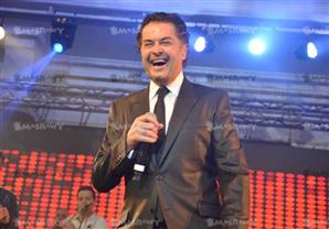 بالصور.. معجبة تحتضن راغب علامة وتثير أزمة في حفله بالقاهرة