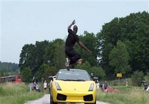شاب يقفز من فوق "لامبورغينى"