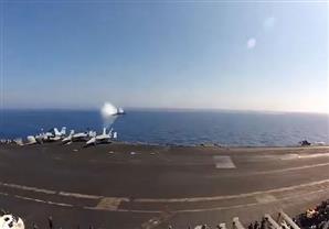 لحظة اختراق طائرة حربية لحاجز الصوت - فيديو