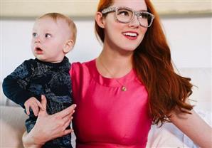 طفل يختار لوالدته ملابسها..شاهد النتائج بالصور