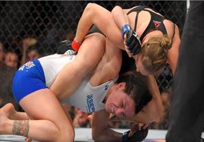 بالفيديو والصور- مقاتلة أمريكية تقضي على منافستها في 14 ثانية