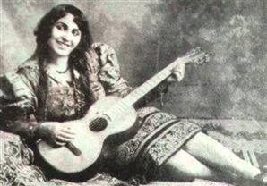 بالفيديو- أغاني شهيرة في مشوار منيرة المهدية أبرزها "إفيه" استخدمه عادل إمام