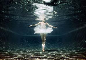 صور رائعة لأطفال تحت الماء تعكس طبيعة شخصيتهم