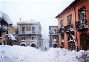 بالصور: الثلوج تغطى قرية إيطالية في 24 ساعة