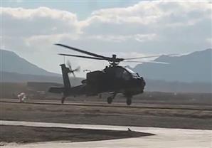 بالفيديو.. كيف تركن طائرة الأباتشي مثل السيارة؟