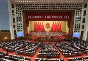 بكين تراجع وتدافع عن تدخلها في جدل دستوري في هونج كونج 