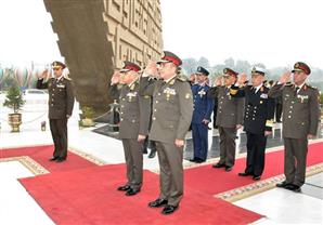 وزير الدفاع يضع إكليل الزهور على النصب التذكاري بمناسبة يوم الشهيد