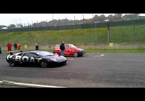 بالفيديو.. سيارة فيات تحرج العملاق لامبورجيني مورسيلاجو