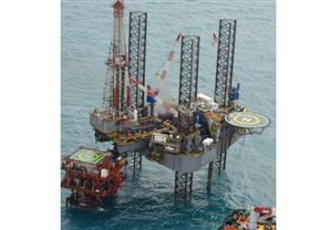 وزير البترول يطمئن على آثار حريق شب بحفار في جنوب سيناء