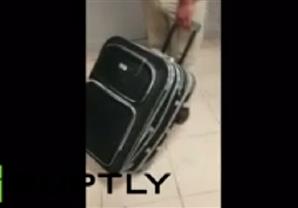 رجل يهرب إمرأة في حقيبة سفر