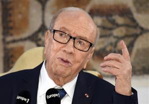 بالفيديو- الرئيس التونسي يخطئ باسم الرئيس الفرنسي "مرحبا فرانسوا ميتران"