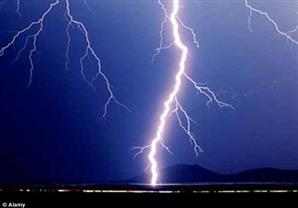 بالصور: الرعد يُهدد أغلى طائرة في العالم