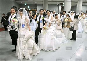 بالصور-  آلاف الأزواج يقولون ''نعم'' في زواج جماعي في كوريا