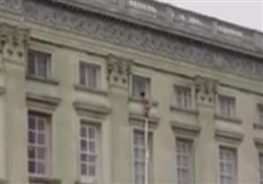  رجل ''عار'' يحاول الهرب من نافذة قصر ملكة بريطانيا 