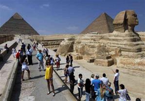 ''الآثار'': الفيلم الإباحى بالأهرامات ''غير قانوني''.. وتحويل الواقعة للتحقيق