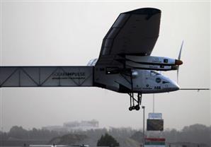 بالصور: رحل تاريخية بطائرة تعمل بالطاقة الشمسية تنطلق من أبو ظبي