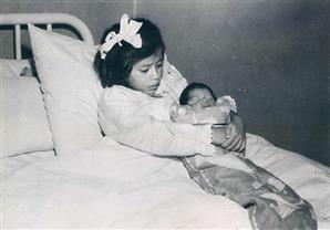 بالصور - قصة غريبة .. أم تبلغ من العمر خمس سنوات 