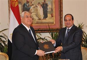 بالصور.. السيسي يهدي عدلي منصور أول نسخة من كتاب يوثق فترة رئاسته لمصر