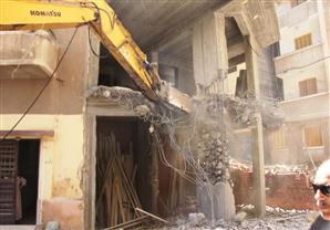 هدم عقار مكون من 11 طابق بمنطقة المريوطية بالهرم