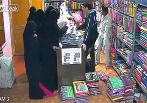 كاميرا مراقبة تسجل سرقة مجموعة من المنتقبات لمحل تجاري