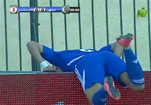 موقف كوميدي للاعب دمنهور أمام الأهلي 