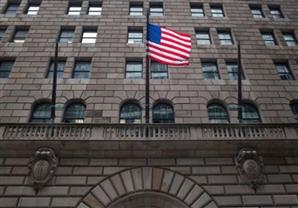 لماذا ثبت الفيدرالي الأمريكي سعر الفائدة للمرة الثانية على التوالي؟