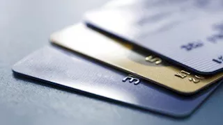 طفل يفاجئ أسرته باستخدام بطاقة والدته لشراء وجبات إفطار وتوزيعها